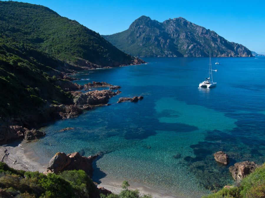 Korsika bietet eine vielfältige Erlebniswelt: Blick auf die Girolata-Bucht mit dem Monte Senino. (Foto: privat)