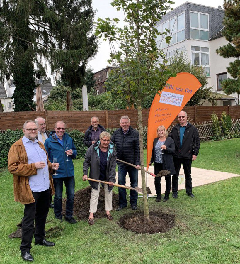 Mitglieder des Bürgerblocks un dBauverein-Vorstandsmitglied Wolfgang Böcker pflanzen gemeinsam einen vier Meter großen Ahornbaum. (Foto: privat)