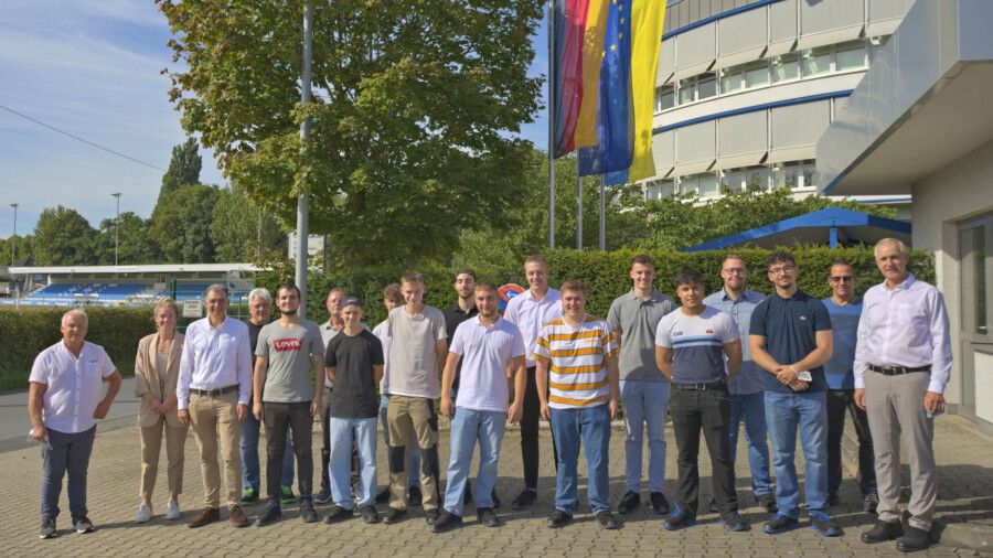 Die neuen Auszubildenden der Montanhydraulik GmbH mit der Geschäftsleitung und den Personal- und Ausbildungsleitern. (Foto: Montanhydraulik)