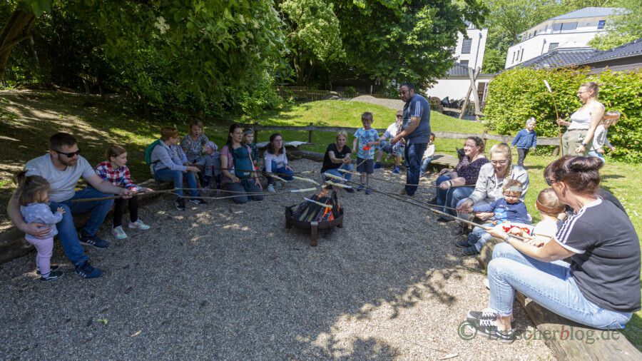 Eltern und Kinder der U3-Gruppe trafen sich am Samstagvormittag zu einem Naturerlebnis-Projekt auf dem Gelände des Familienzentrums "Löwenzahn". Zum Abschluss wurde gemeinsam am großen Lagerfeuer Stockbrot gebacken. (Foto: P. Gräber - Emscherblog)