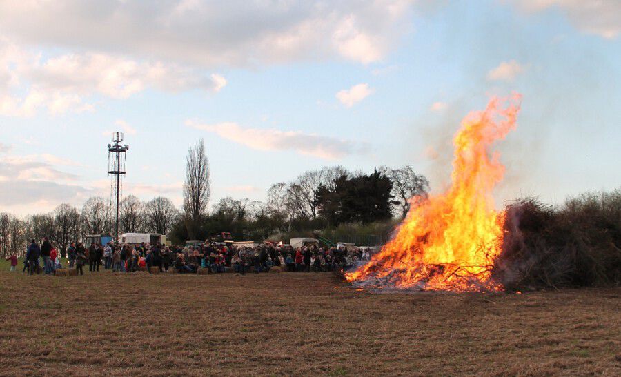 Osterfeuer in Hengsen