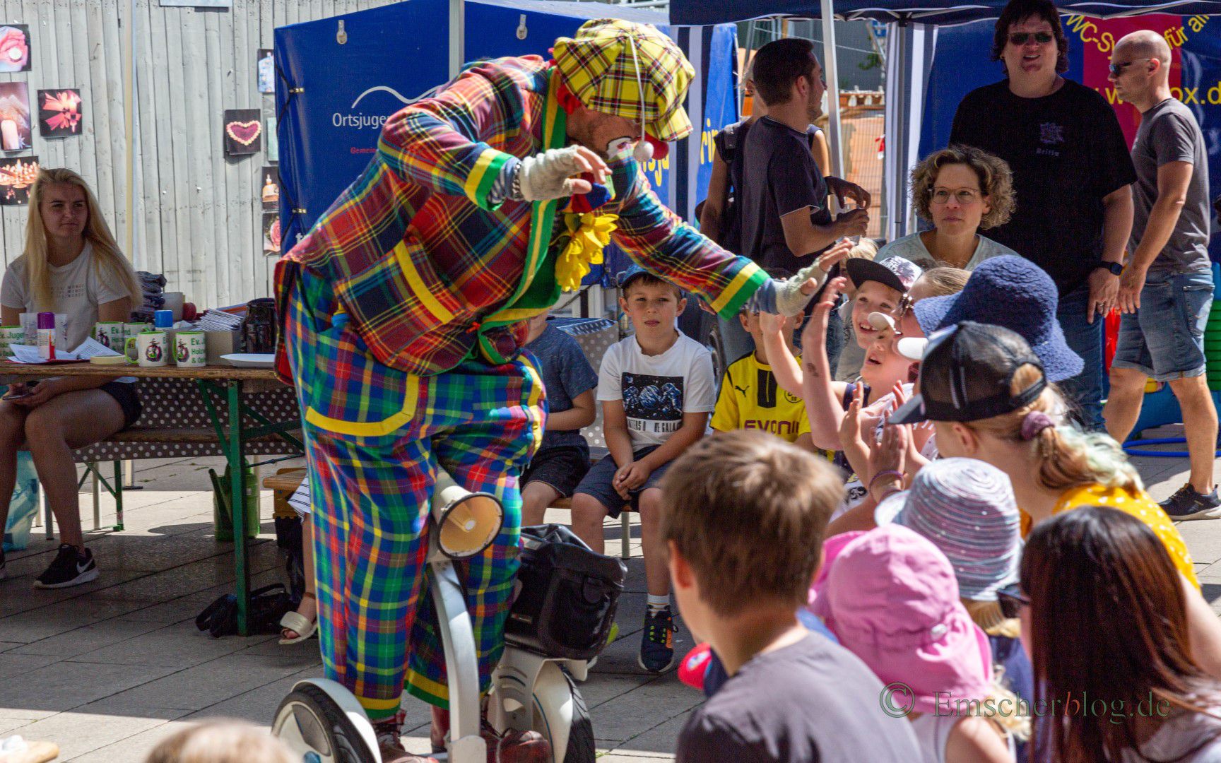 Der freche Beppo begeisterte vor allem die Kinder mit seinen Clownerien bei Ferienspaß-Eröffnung am Samstag auf dem Marktplatz. (Foto: P. Gräber - Emscherblog)