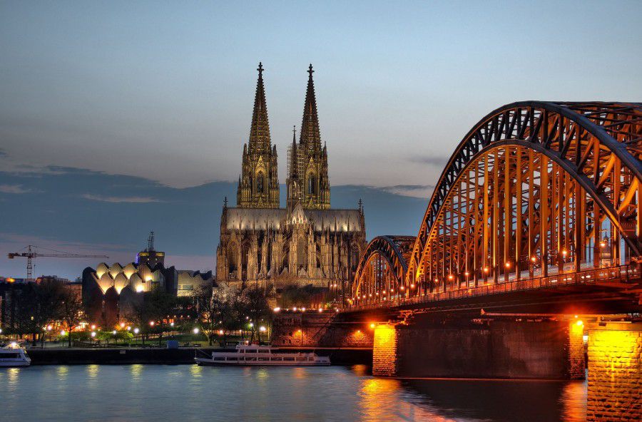 Die Gemeinde lädt zu einer Fahrt in die Domstadt Köln im März ein: Der Kölner Dom und die Hohenzollernbrücke in der Abendämmerung. (Foto: Raimond Spekking / CC BY-SA 4.0 via Wikimedia Commons)