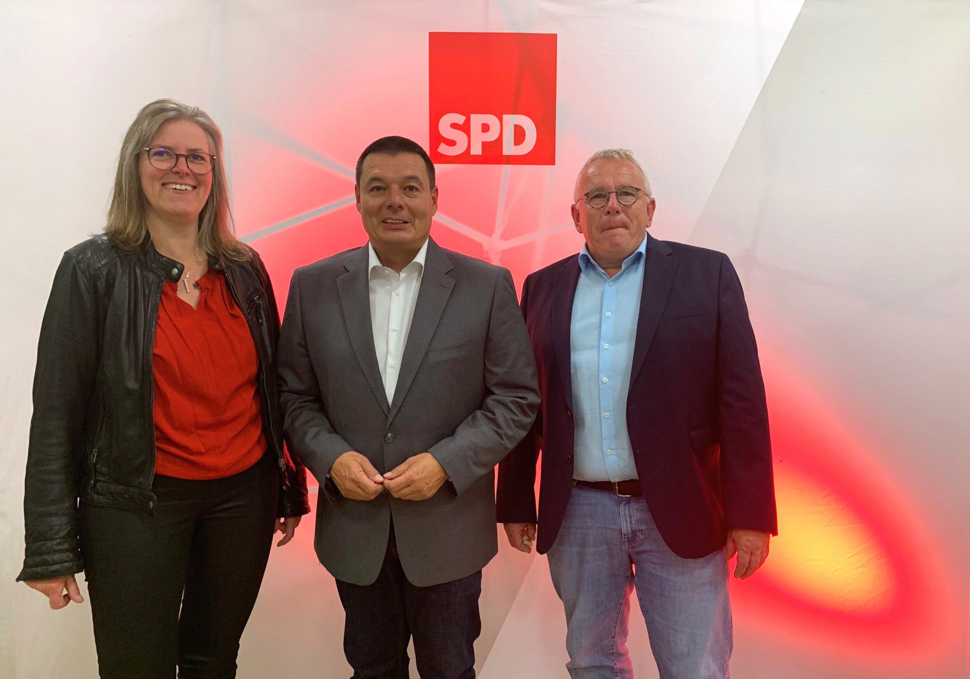Die SPD-Mitglieder haben Peter Wehlack (M.) einstimmig als Bürgermeisterkandidaten nominiert. Das Foto zeigt Peter Wehlack mit hier mit der Ortsvereinsvorsitzenden Heike Bartmann-Scherding (l.) und SPD-Fraktionschef Michael Klimziak. (Foto: privat)