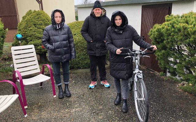 Freut sich über das Fahrrad, mit dem sie bei hoffentlich bald besserem Wetter die Umgebung erkunden kann: Daria (re.) und ihre Freundin Anna mit Friedhelm Klemp, der die Übergabe vermittelte. (Foto: privat)