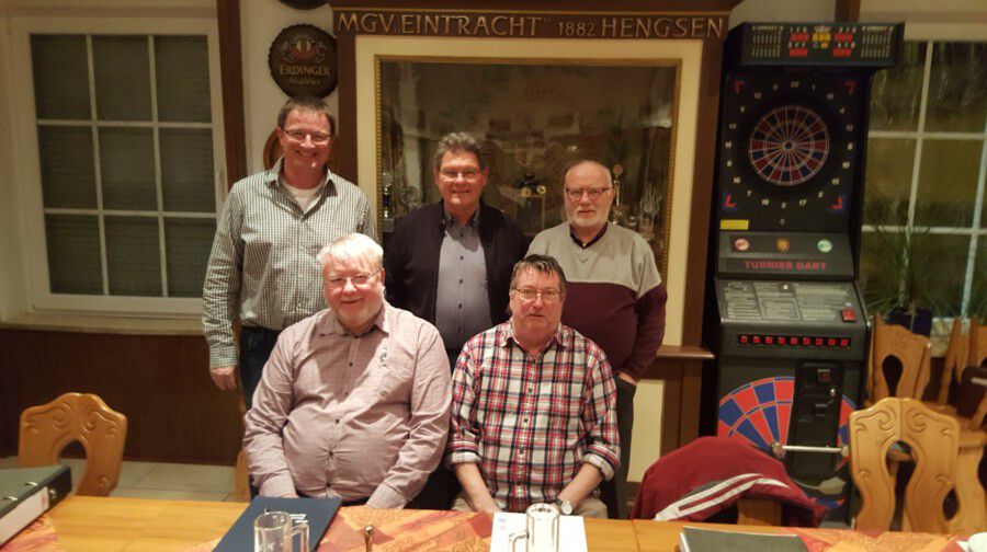 Das Bild zeigt von links Chorleiter Michael Oel, sowie die wieder gewählten ersten Vorstandsmitglieder Bernd Müer, Ralf Stockhaus, Uwe Flunkert und Achim Proba  