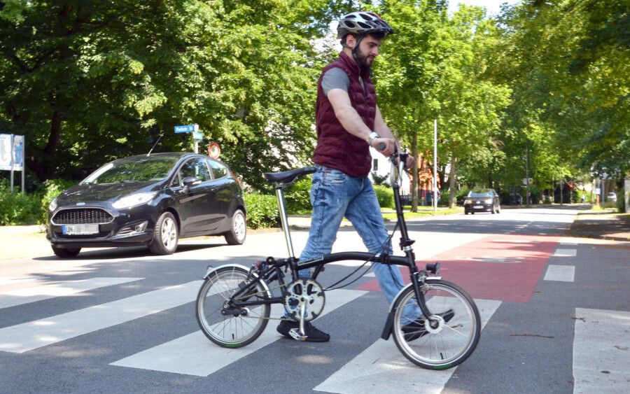 So ist es richtig und sicher: Wer als Radfahrer einen Zebrastreifen queren möchte, muss vom Fahrrad absteigen. (Foto: Kreis Unna)