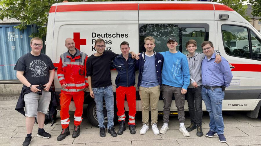 Das Foto zeigt Mitglieder der Jungen Union, Interessierte und Mitarbeiter des DRK Holzwickede. (Foto: Dieter Buckemüller)