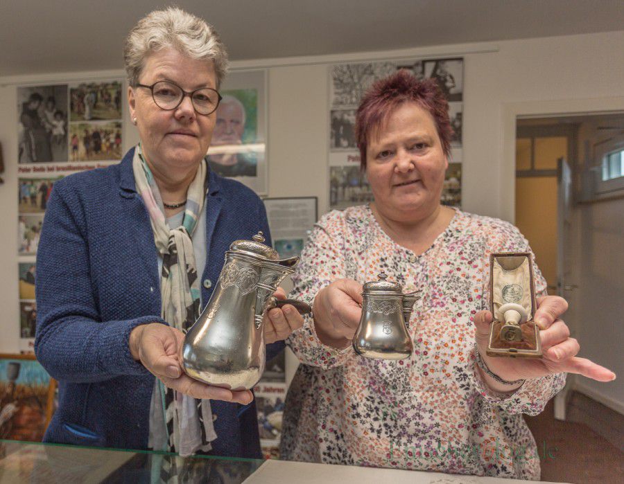 Monika Blennemann (l.) und Brigitte Skupch mit den drei Objekten, die der Historische Verein für die Heimatstube erworben hat: zwei silberene Kaffeekannen und ein Petschaft. (Foto: P. Gräber - Emscherblog.de)