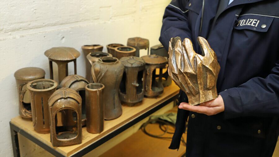 Dieser Bronze-Grabschmuck stellt nur einen Teil der sichergestellten Vasen und Lampen dar. (Foto: Kreispolizeibehörde Unna)