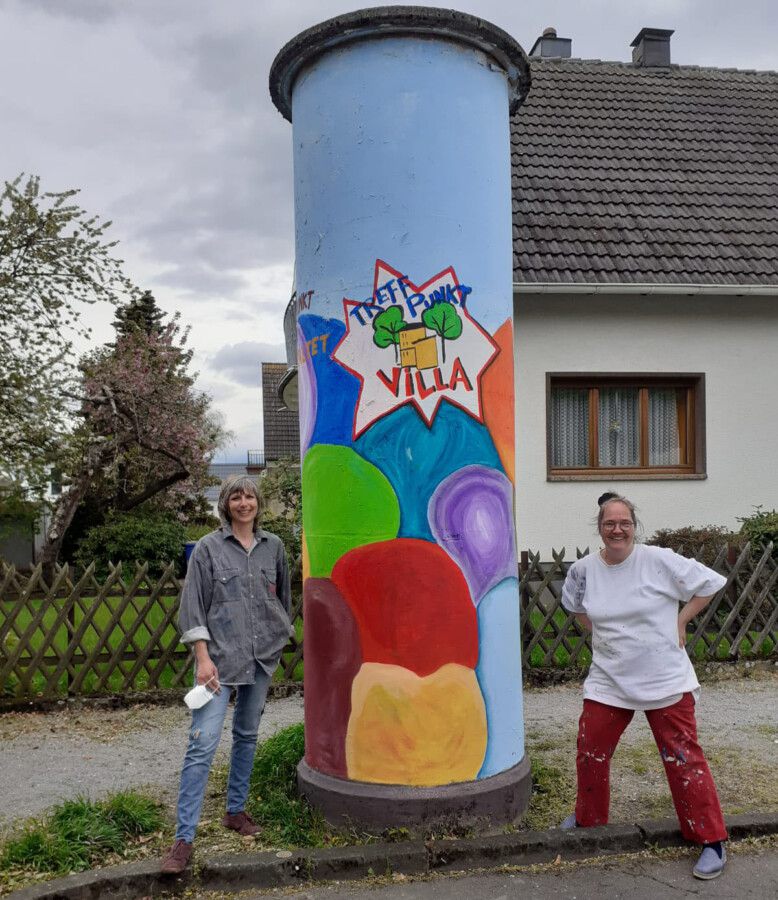 Kerstin Dreisbach Dirb (li.) und Ilka Breker haben heute die Litfaßsäule an der Lessing- Ecke Breslauer Straße für die Bilder der Kinder vorbereitet. (Foto: privat)