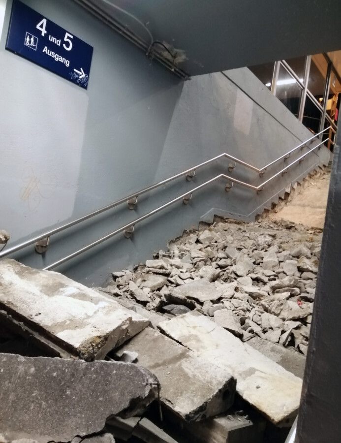 Die Treppenanlage in der Unterführung des Holzwickeder Bahnhofs wird seit dieser Woche erneuert. Bis voraussichtlich 21. November dauern die Sanierungsmaßnahmen noch an. (Foto: privat)