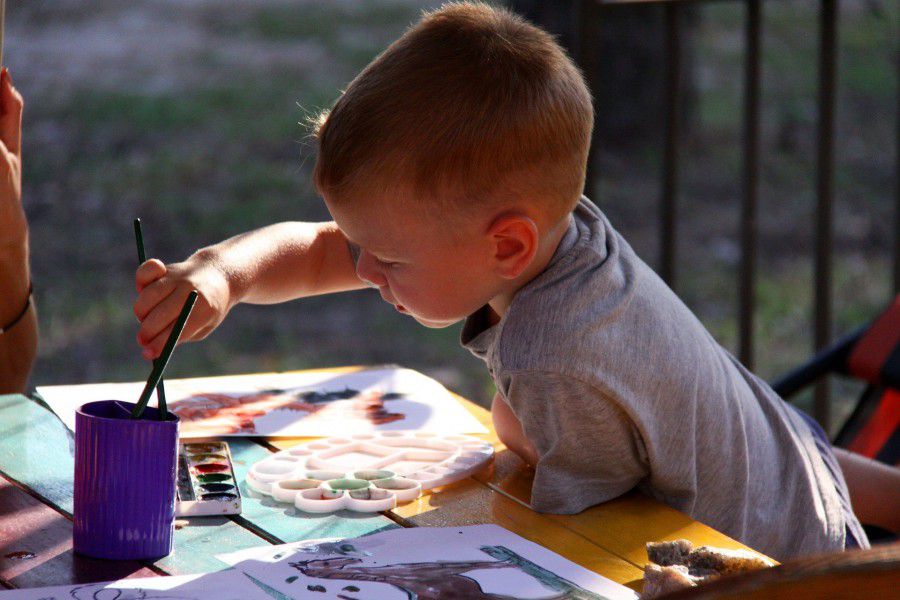 Die Holzwickeder Kinder sind aufgerufen, für die Senioren zu malen und zu basteln. (Foto: Pixelio)