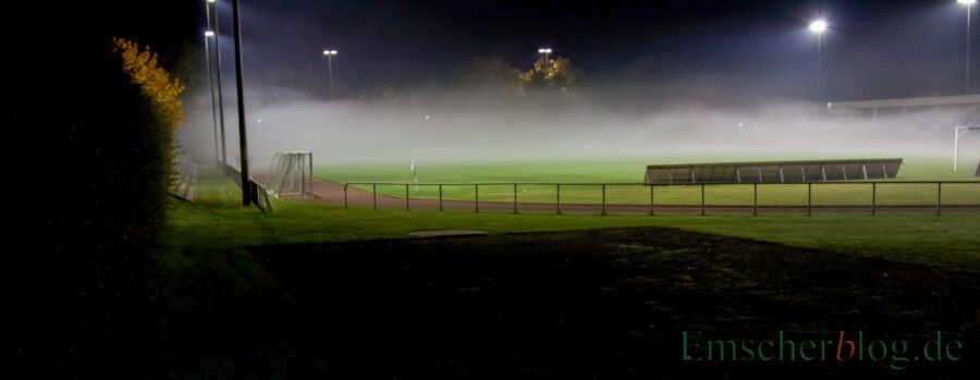 Ob der Holzwickeder Sport Club tatsächlich in die Regionalliga aufsteigt, liegt noch im Nebel. Nicht nur der HSC, auch die Gemeinde müsste bei einem Aufstieg in das Montanhydraulik-Stadion (Bild) investieren. (Foto: P. Gräber - Emscherblog)