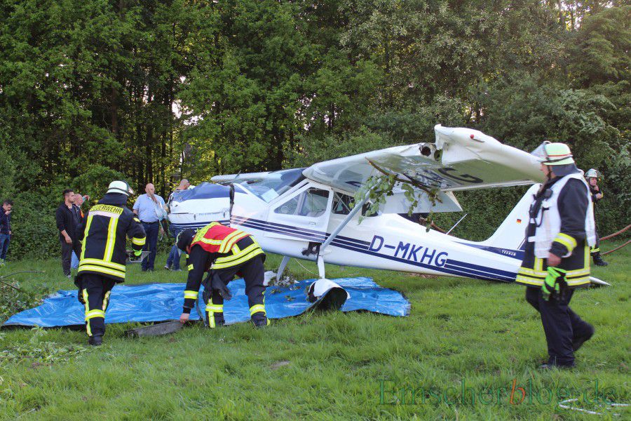 Ein spektakulärer Einsatz für die Holzwickeder Feuerwehr war der Flugzeugabsturz auf dem Segelflugplatz in Hengsen im Mai. (Foto: P. Gräber - Emscherblog)