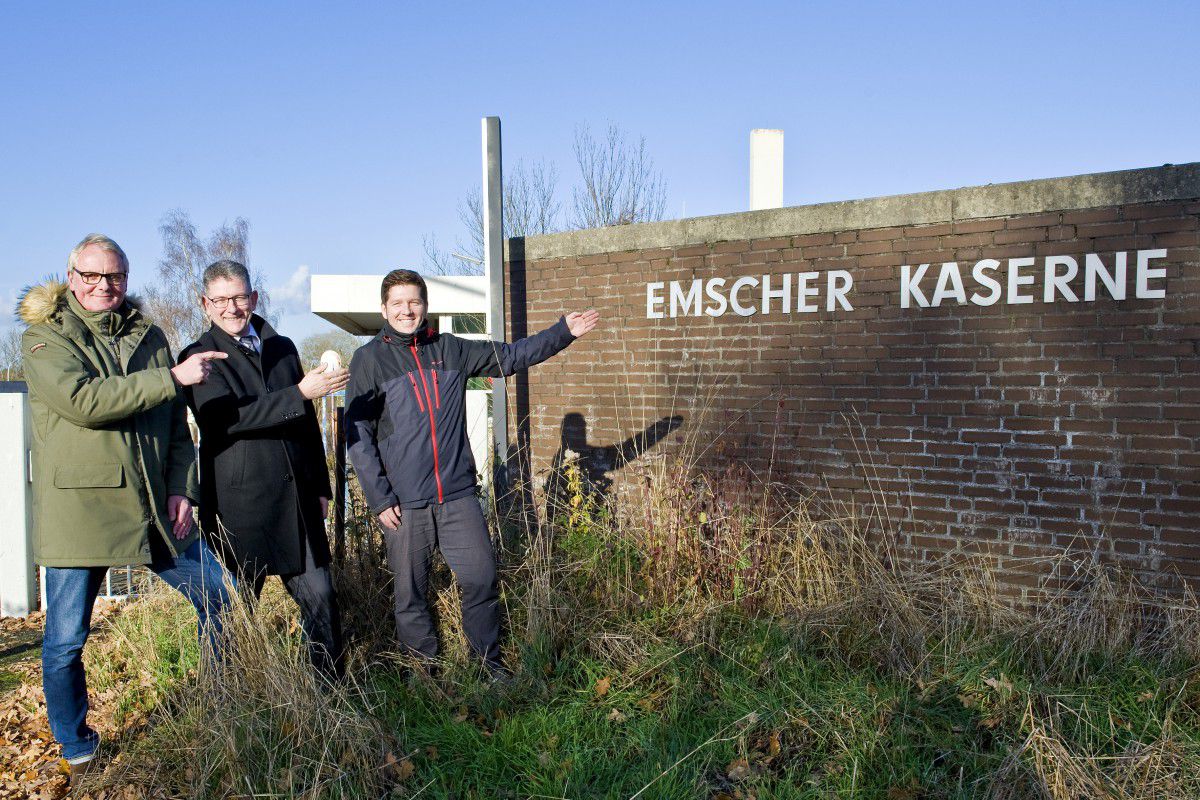 Uwe Nettlenbusch, Andreas Häcker und Stefan Thiel (v.l.n.r.) am Eingang der ehemaligen Kaserne | Foto: Hanna Brand, mille-fiori.com für WILMA Wohnen