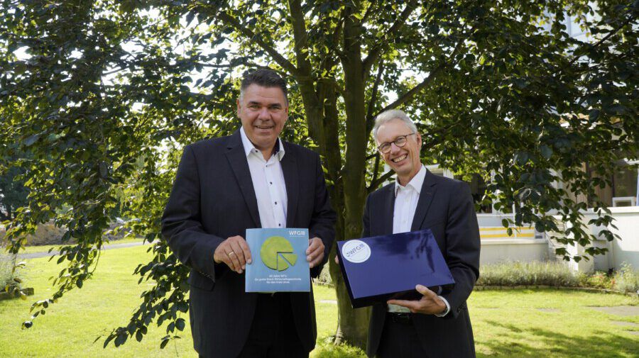 Landrat und WFG-Aufsichtsratsvorsitzender Mario Löhr (links) und WFG-Geschäftsführer Dr. Michael Dannebom gratulieren der WFG zum Geburtstag. (Foto: Lisa Rubbert, WFG)
