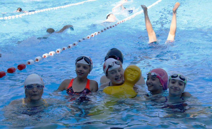 Schwimmerinnen aus Louviers mit der Rettungspuppe. (Foto: privat)