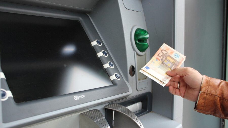 Geldautomaten sind in Holzwickede rar geworden. Es gibt sie nur noch in der Sparkasse und Volksbank an der Hauptstraße. (Symbolfoto: Pixabay)