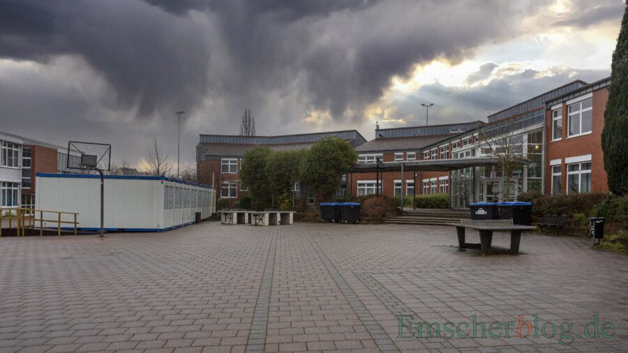 Dunkle Wolken brauen sich über dem Clara-Schumann-Gymnasium zusammen: Die Schulleiterin Andrea Helmig-Neumann sieht sich schweren Vorwürfen ausgesetzt. (Foto: P. Gräber - Emscherblog)