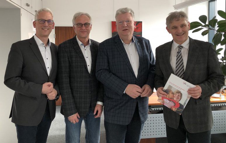 (v.l.): Sozialdezernent Torsten Göpfert, AWO Geschäftsführer Rainer Goepfert, AWO Vorsitzender Hartmut Ganzke und Michael Makiolla tauschten sich aus.