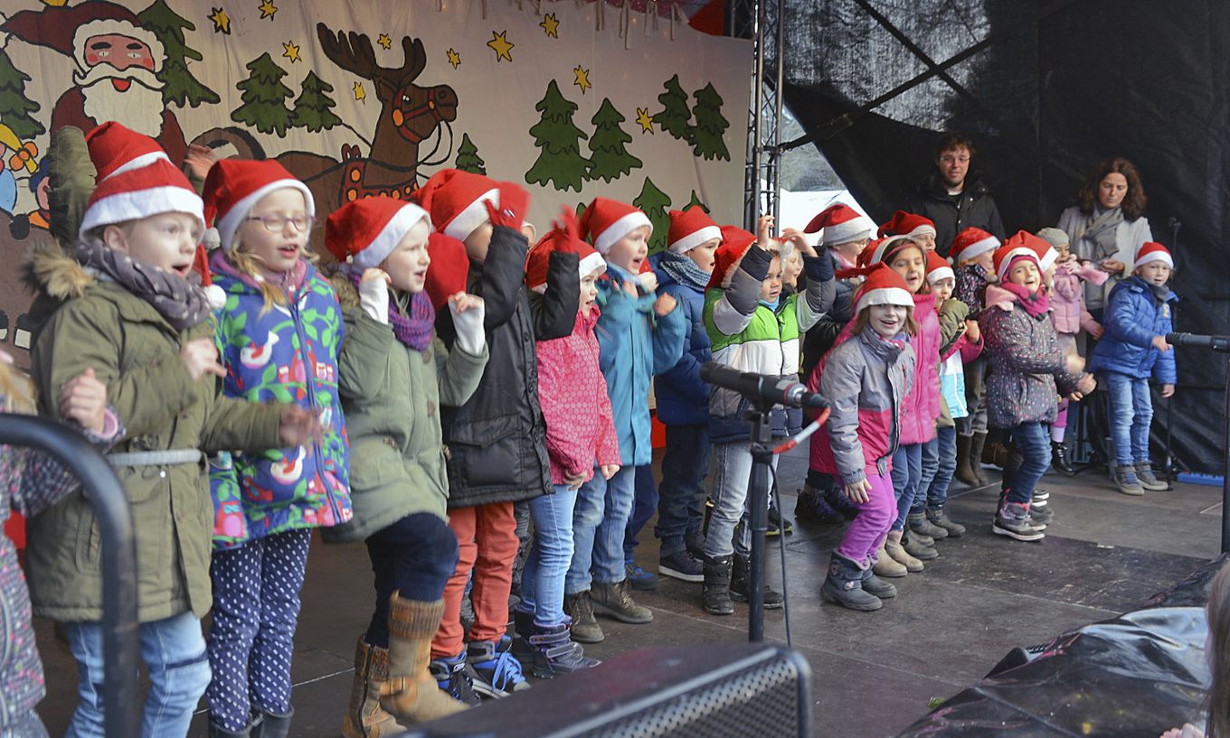Nach der Zwangspause im Vorjahr soll es dieses Jahr am ersten Adventswochenende auch wieder den Holzwickeder Weihnachtsmarkt geben: Das Foto zeigt Kinder der Dudenrothschule bei einem Auftritt auf dem Weihnachtsmarkt . (Foto: P. Gräber - Emscherblog.de)