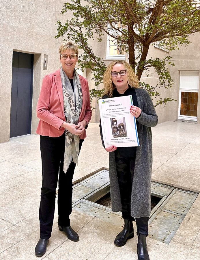 Werben für den Frauentag 2023 mit Stadtführung in Münster: Bürgermeisterin Ulrike Drossel (l.) und die Gleichstellungsbeauftragte Manuela Hubrach. (Foto: Gemeidne Holzwickede)