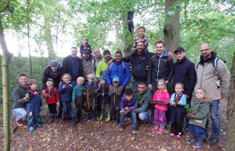 Beim traditionellen Vater-Kind-Tag des Familienzentrums Löwenzahn entdeckten die Väter mit ihren Kindern am Wochenende den Wald und die Natur gegenüber der Schönen Flöte in Holzwickede. (Foto: privat)