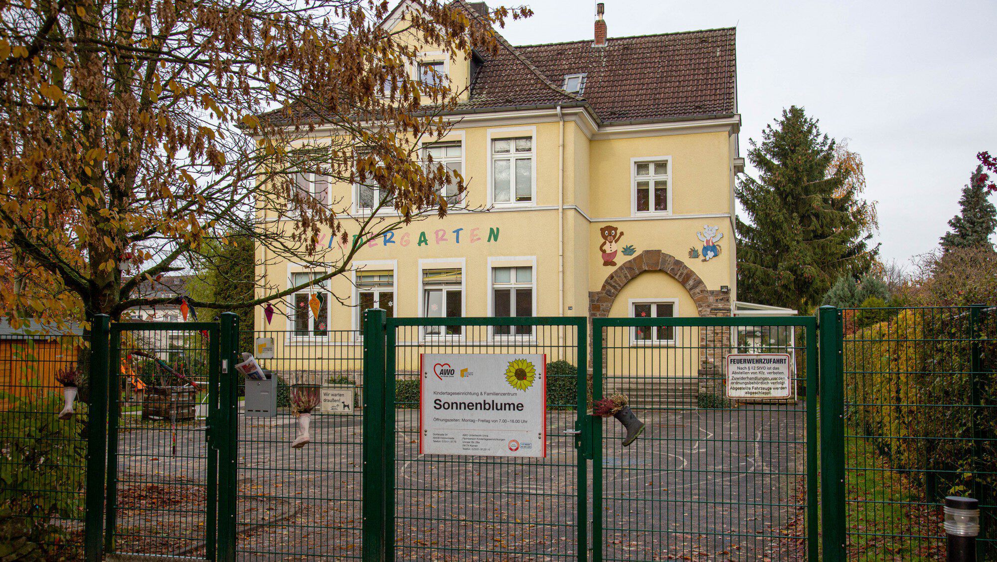 Das Grundstück mit dem ehemaligen Kindergarten der AWO an der Dorfstraße ist inzwischen verkauft worden. Die UKBS will darauf 30 bis 36 moderne, altengerechte Mietwohnungen mit ambulanten Servicemöglichkeiten errichten. (Foto: P. Gräber - Emscherblog.de)