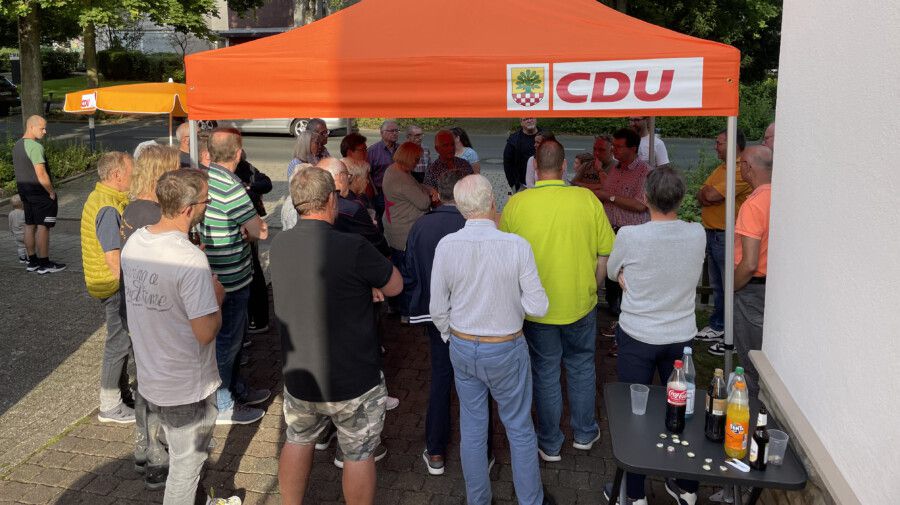 Das Interesse am Stand der "CDU vor Ort " war groß: Im Fokus der Bürger stand der waschende Parkdruck im Norden. (Foto: CDU)