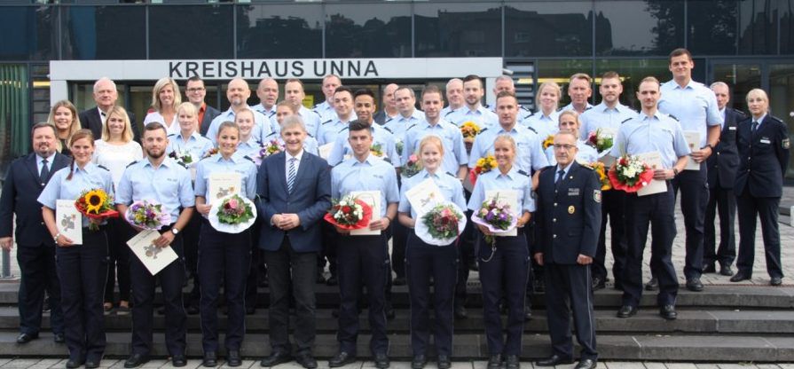 Landrat Michaerl Makiolla begrüßte die insgesamt 23 neuen Polizeibeamtinnen und -beamten in der Kreiospolizeibhörde Unna. Foto: Kreis Unna)