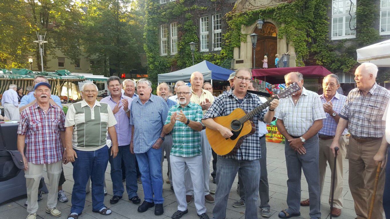 Anschließend entschieden sich die Eintracht-Sänger spontan, den letzten Streetfood Markt des Jahres zu besuchen und dort für das begeisterte Publikum zu singen. (Foto: privat)