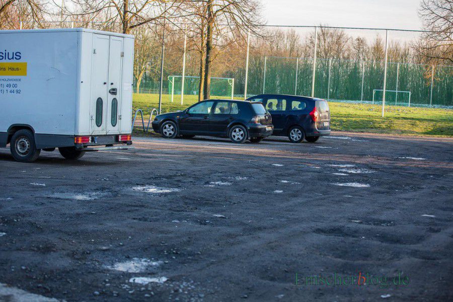 Den Parkplatz an der Haarstrang-Sportanlage wird befestigt, die ca. 95 Stellplätze mit Rasengittersteinen und einer asphaltierten Fahrgasse hergerichtet. Kosten: rd. 175.000 Euro. (Foto: P. Gräber - Emscherblog.de)