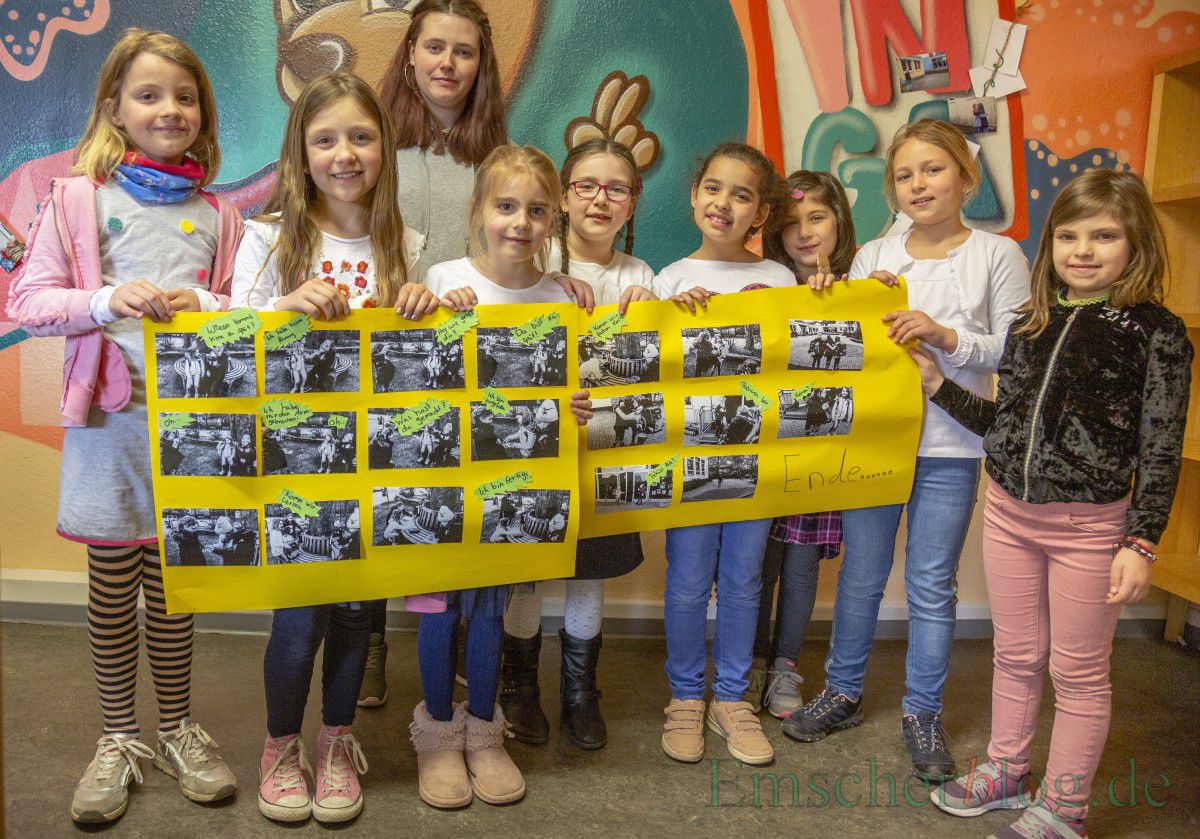 Stolz präsentieren die Kinder der OGS der Aloysiusschule die Ergebnisse des von Saskia Matzker (3.v.l.) geleiteten Foto-Projektes. (Foto: P. Gräber - Emscherblog)