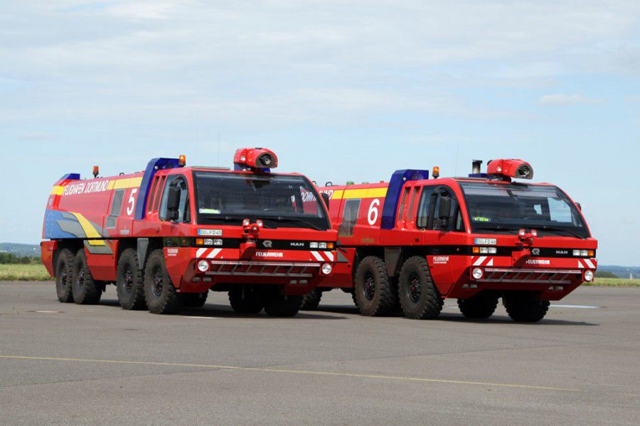 Die modernen Löschfahrzeuge Panther 8x8 gehören zur Ausstattung der Flughafen-Feuerwehr. Sie verfügen über eine Motorleistung von 1.000 PS (Höchstgeschwindigkeit 120 km/h), 13.500l Wasser, 1.500l Schaummittel und 2 x 250 kg BC-Pulver. (Foto: Airport Dortmund)