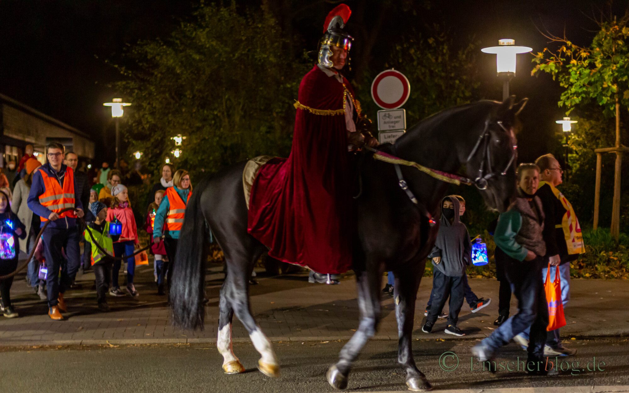 St. Martin auf seinem Pferd wird auch den Laternenumzug der Kolpingsfamilie am kommenden Samstag (4. November) wieder anführen. (Foto: P. Gräber - Emscherblog)