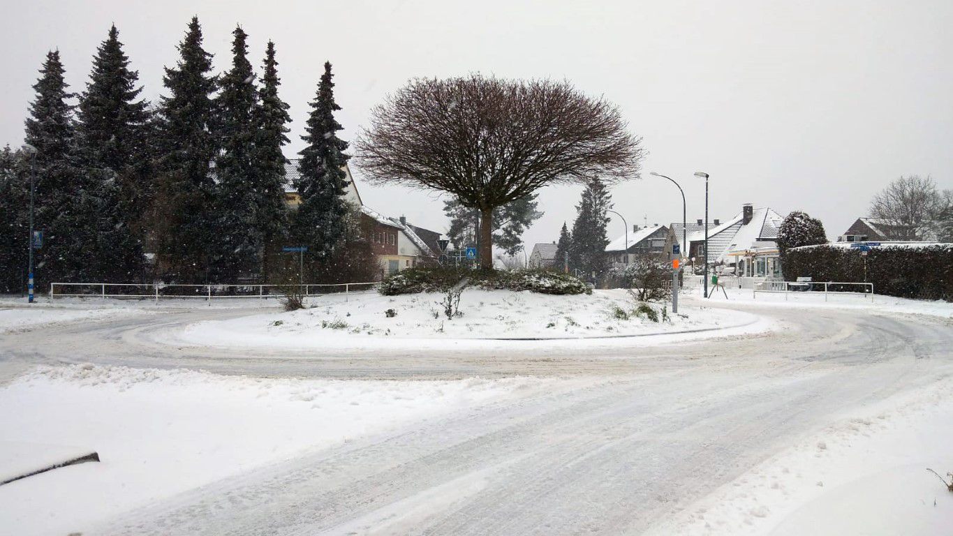 Der Winter hat die Gemeinde seit Sonntag fest im Griff: Der Winterdienst der Gemeinde ist im Dauereinsatz. Dennoch sind viele Straßen in der Gemeinde - hier der Kreisel in Hengsen - nicht schnee- und eisfrei zu bekommen.(Foto: F. Brockbals)