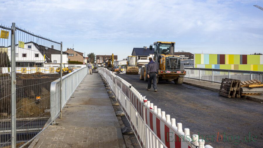 Fußgänger können die neue Überführung Kurze Straße ab heute bereits wieder nutzen. Für den übrigen Straßenverkehr bleibt die Brücke noch bis voraussichtlich Ende März gesperrt. (Foto: P. Gräber - Emscherblog)