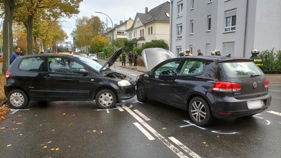 Bei dem Zusammenstoß dieser beiden Fahrzeuge wurden die beiden Fahrer, 71 und 23 Jahre alt, verletzt. Die Bahnhofstraße war eine knappe Stunde lang gesperrt. (Foto: F. Brockbals)