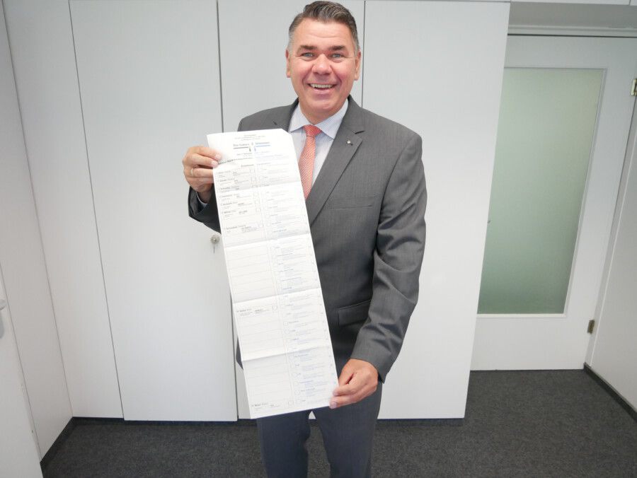 Kreiswahlleiter und Landrat Mario Löhr mit dem Wahlzettel. (Foto: Max Rolke - Kreis Unna)