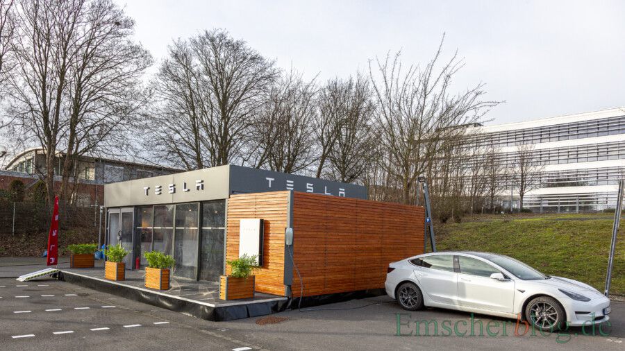 Als Übergangslösung bis zum Einzug in die neue Niederlassung hat Tesla bereits in dieser Woche einen Container-Store auf dem Gelände an der Ferdinand-Porsche -Straße 4 in Betrieb genommen. (Foto: P. Gräber - Emscherblog)