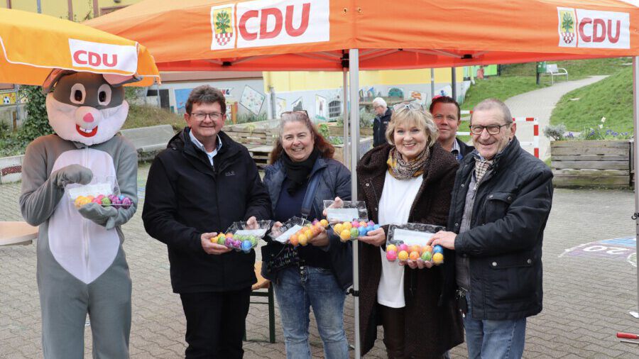 Der Osterhase und seine Helfer versteckten am Ostersamstag auf dem Spielplatz Neue Caroline die Ostereier und Süßigkeiten für die Kinder der Gemeinde. (Foto: CDU)