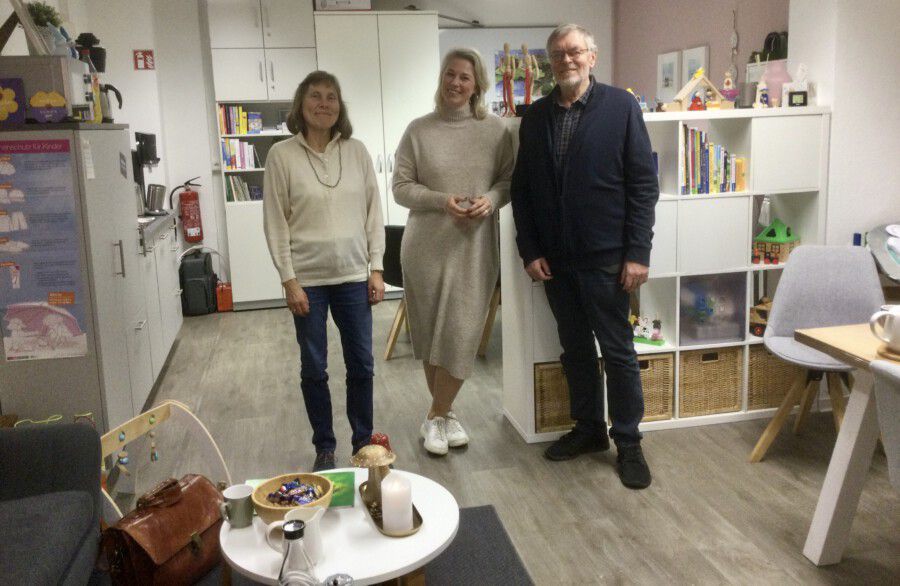 Das Foto zeigt Susanne Bracke (li.) und Uli Bangert mit Katja Kortmann im Familienbor. (Foto: privat)