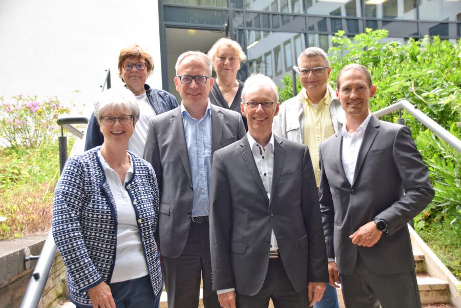 Sascha Dorday (1. Reihe, rechts) löst Dr. Michael Dannebom (1. Reihe, 2. v. rechts) als Geschäftsführer ab. Jutta Reiter (1. Reihe, links) und Dr. Volker Verch (1. Reihe, 2. v. links) wurden wiedergewählt. (Foto: Max Rolke )