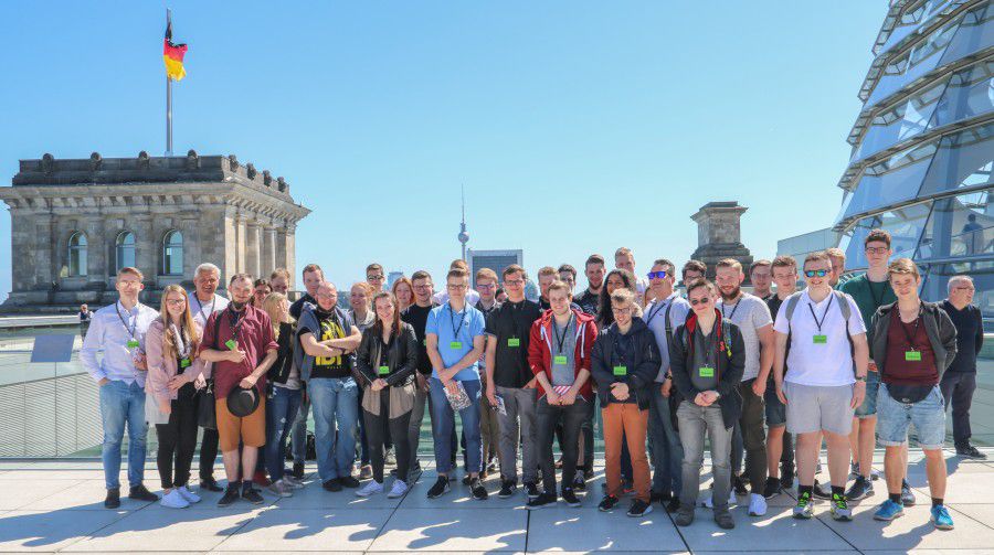 Die Teilnehmer der Pfingstfahrt der Jungen Union mit Hubert Hüppe (3.v.l.) auf dem Dach des Reichstages in Berlin. (Foto: privat)