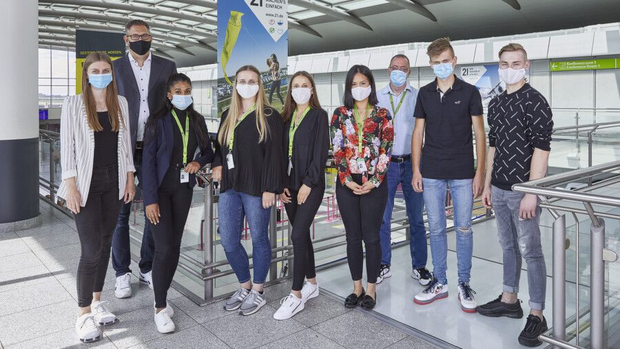 Die sechs neuen Ausbildenden am Flughafen Dortmund mit ihren Ausbildungsleitern und -betreuern. (Foto: Flughafen Dortmund)
