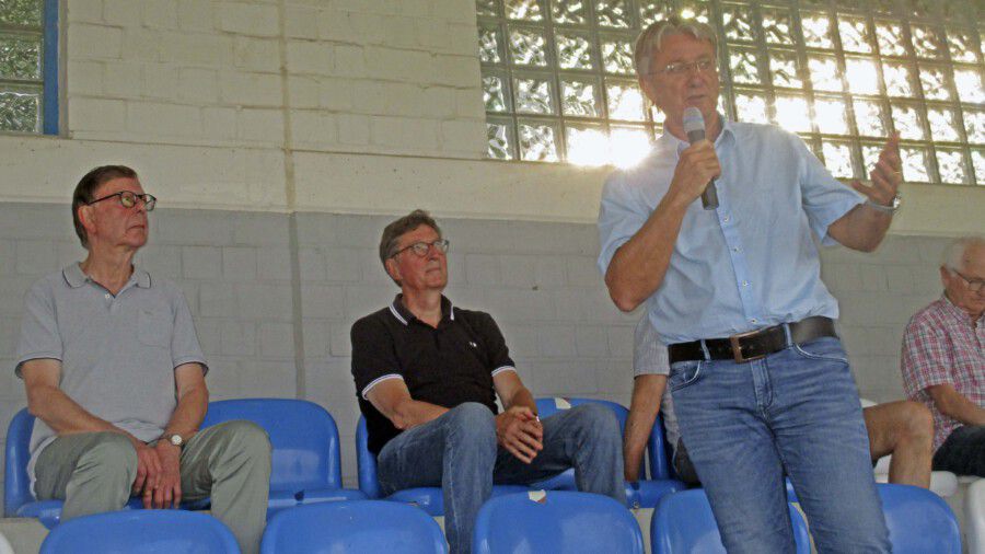 Aufsichtsratsvorsitzender Gerd Grube (r.) verkündet in der Jahreshauptversammlung den Durchbruch bei der Standortsuche für das geplante Sportforum: Das Projekt soll im hinteren Bereich des Montanhydrauklik-Stadions gebaut werden. (Foto: privat)