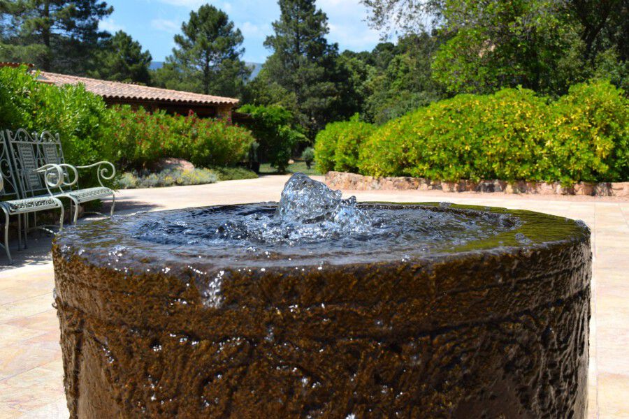 Ein kleiner Brunnen oder ein Wasserspiel kann das beruhigende Geräusch von plätscherndem Wasser in Ihren Garten bringen und die Entspannung fördern. (Foto: pixabay.de)