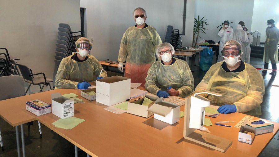 DRK-Einsatzkräfte aus Holzwickede und weiteren Kommunen des Kreises unterstützen die Gesundheitsbehörden des Kreises Unna bei der Corona-Testung im Schmallenbach-Haus in Fröndenberg. (Foto: DRK)
