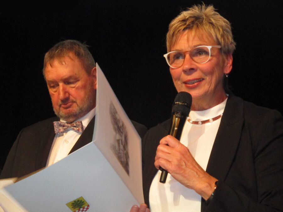 Holzwickedes Bürgermeisterin Ulrike Drossel überreichte Prof. Michael Tracz eine Urkunde für seine Verdienste um den Sport und seinen Einsatz für die Gesellschaft. (Foto: privat)